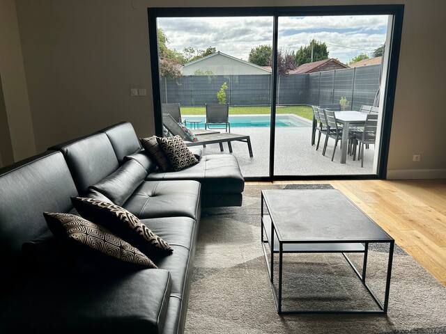 Maison moderne avec piscine gallery image 3