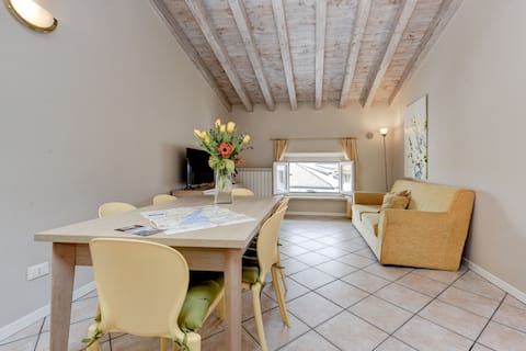 Airbnb con migliori performance: Spacious Downtown Three-Bedroom Apartment with Bright Attic a Desenzano Del Garda