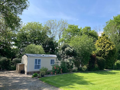 The Hideaway: family/couples garden retreat lodge