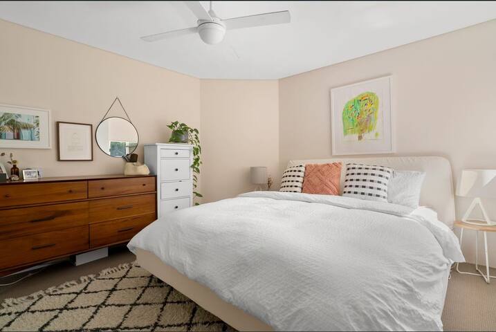 Sun-kissed Bondi Beach Oasis! gallery image 2