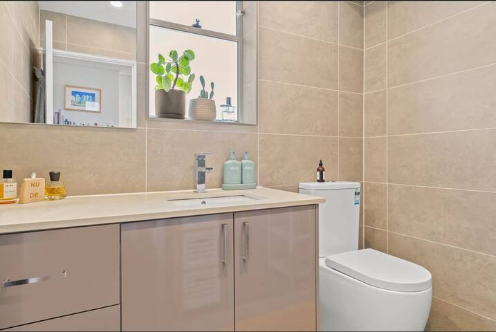 Sun-kissed Bondi Beach Oasis! gallery image 3