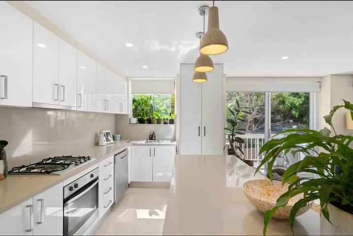 Sun-kissed Bondi Beach Oasis!