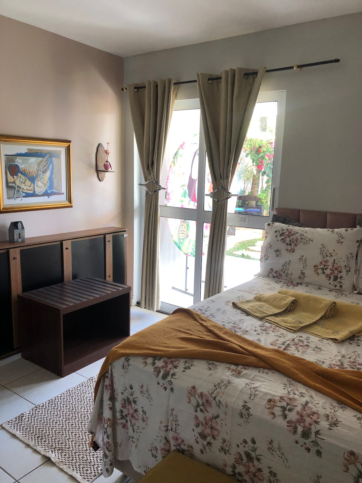 Kwenye ukuta kuna kitanda cha mtu mmoja... wakati wa kufungua, jengo liko kwenye kisigino kidogo, sakafuni. 