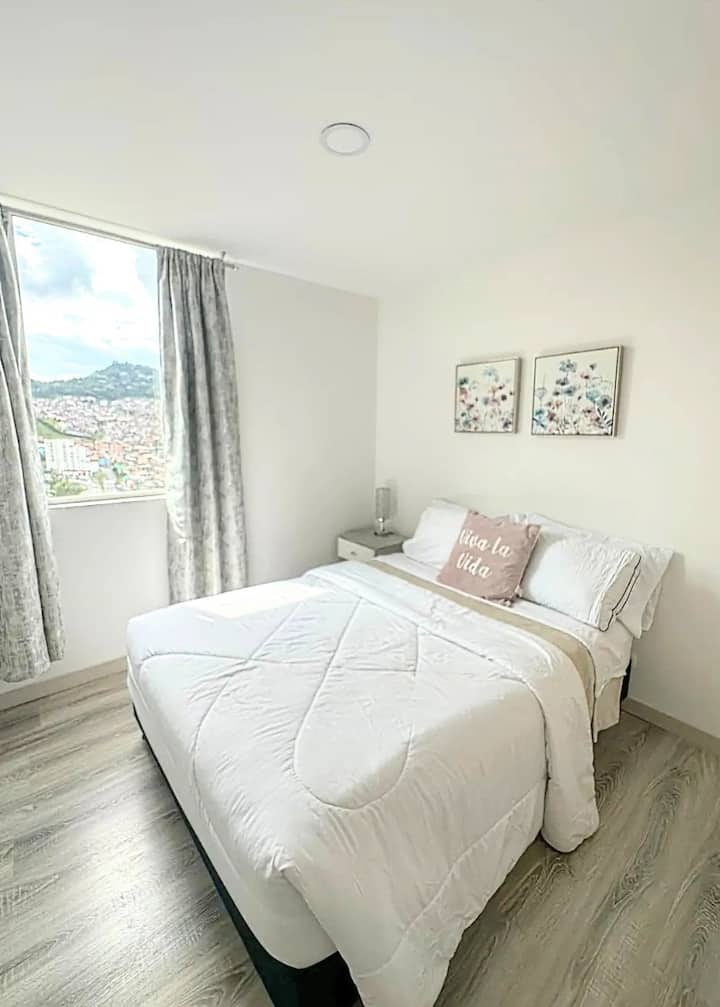 Segundo dormitorio acogedor y luminoso, con cama confortable, clóset amplio y funcional, ideal para estancias largas o cortas. Disfruta de una agradable vista al barrio, ambiente tranquilo y ropa de cama pensada para un descanso reparador.