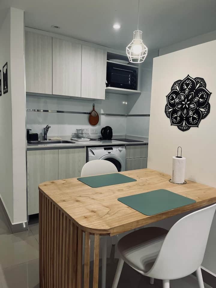 Новая квартира-студия с балконом в Monserrat