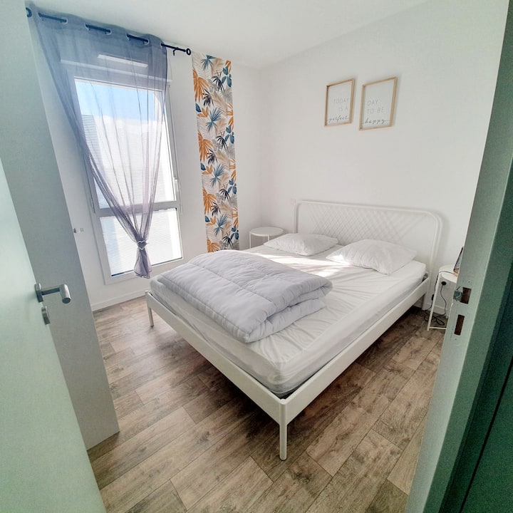 Საძინებელი 1: 1 ორადგილიანი საწოლი: 160×200, საგარდერობო ოთახით