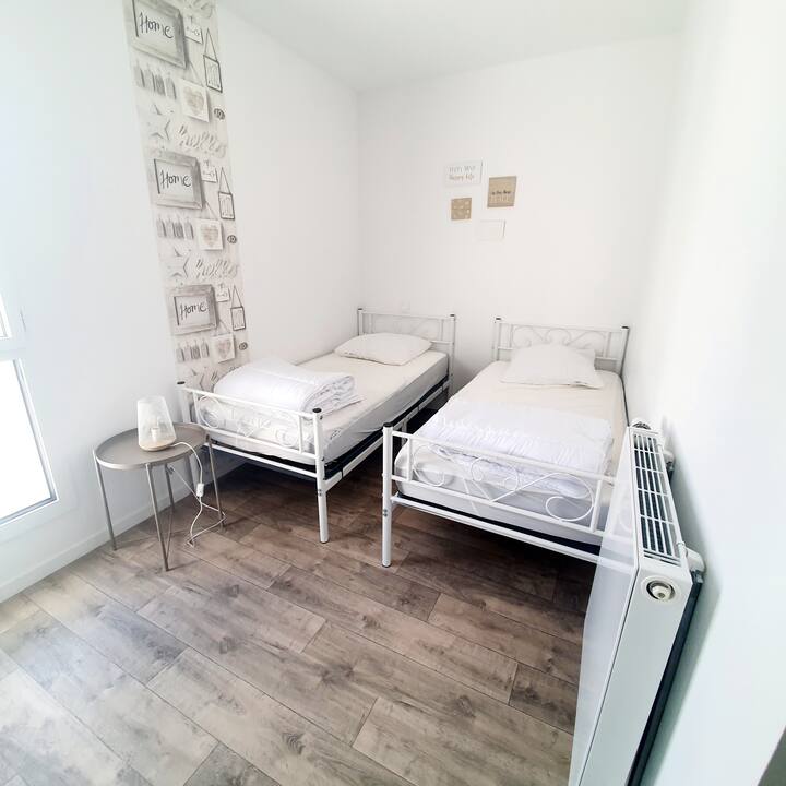 Საძინებელი 3:  2 საწოლი 90×190, საგარდერობო ოთახით
