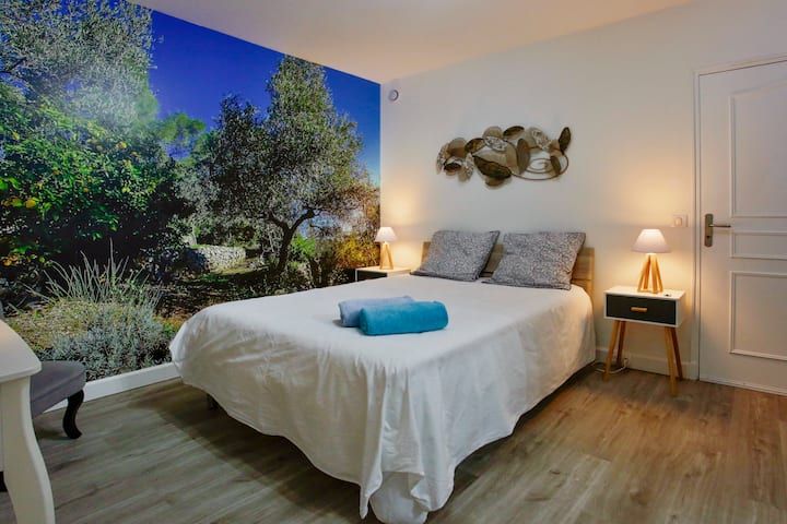 Оваа соба се наоѓа во подрумот, без прозорец, но добро проветрена и многу пријатна во лето. 