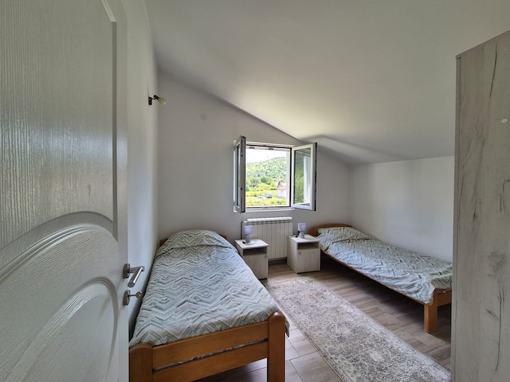 Vyumba vya kulala

Fleti ina vyumba viwili vya kulala vyenye starehe kwa ajili ya kulala usiku kwa utulivu:
Chumba bora ✅ cha kulala: Kitanda chenye nafasi kubwa chenye mashuka yenye ubora wa juu na kabati kubwa la nguo
Chumba cha ✅ pili cha kulala: Vitanda viwili vya starehe vya mtu mmoja, vinavyofaa kwa marafiki au familia