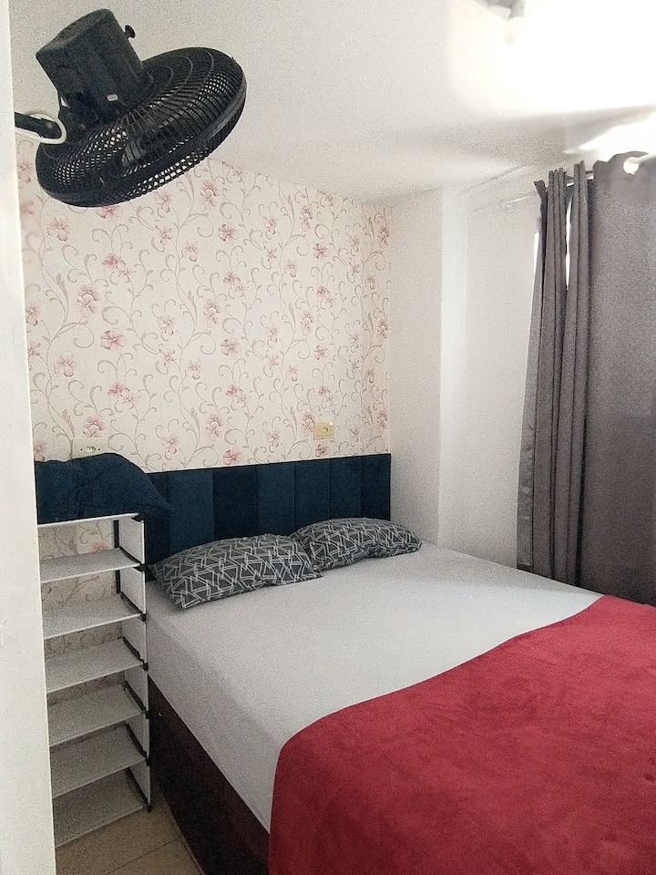 小房间，配有一张双人床和舒适的床垫。