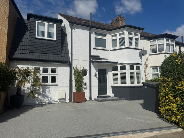 Stylish Family Home With Landscaped Garden - Epsom