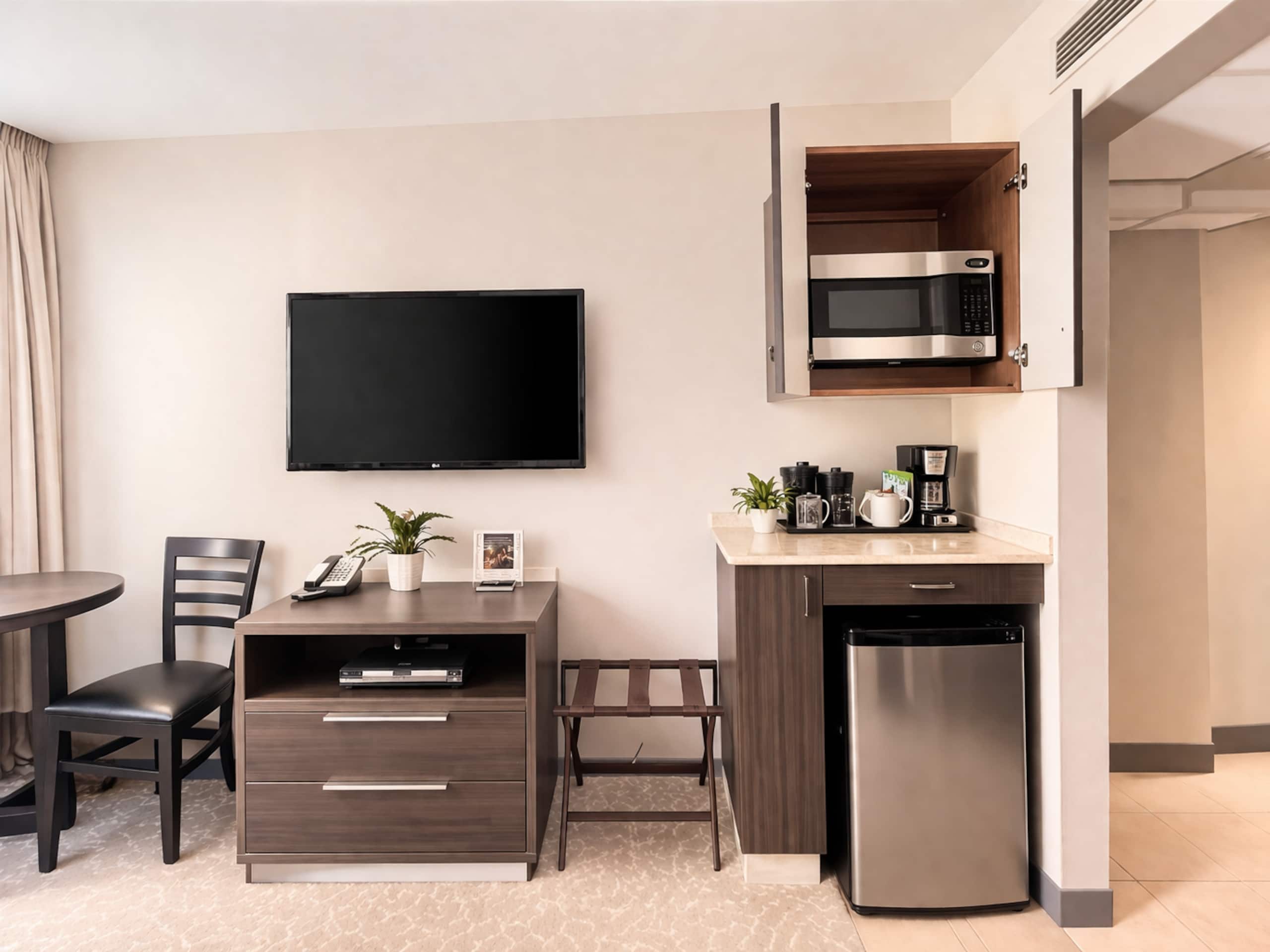 Newly Renovated, Light Filled Studio w/ King Bed - Image 4