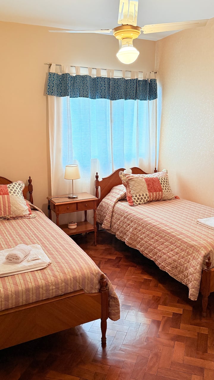 Спалня 2 с единични легла. Има големи гардероби.