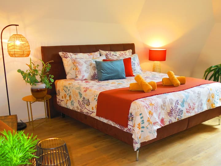 Chambre spacieuse avec un lit double confortable, des détails élégants et une atmosphère paisible. Le lieu de repos idéal après une randonnée, une promenade en ville ou une soirée dans les restaurants de Merano.