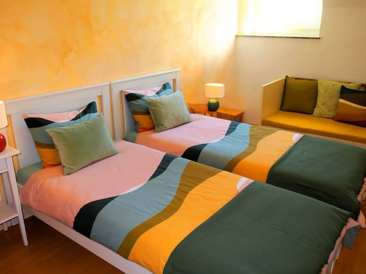 Chambre avec lits simples
Chambre flexible avec deux lits simples confortables : idéale pour les adolescents, les amis ou les frères et sœurs. Située au calme, aménagée de manière confortable et parfaite pour des vacances reposantes à Merano.
