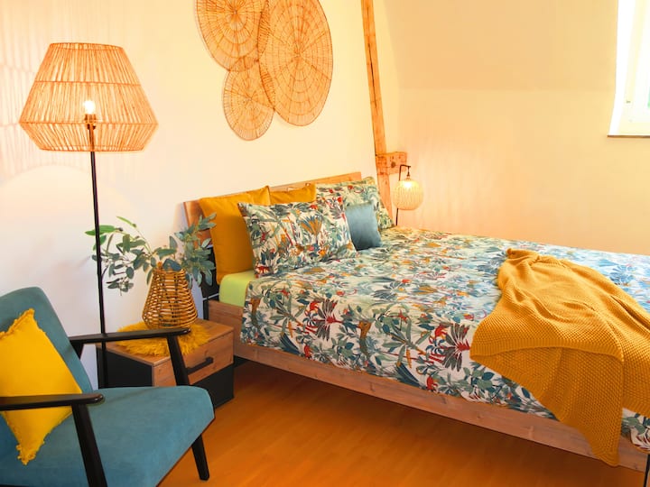 Chambre à coucher élégamment décorée avec beaucoup d'espace, un éclairage agréable et un emplacement calme au dernier étage. Idéal pour des nuits reposantes avec vue sur les montagnes et la nature autour de Merano.