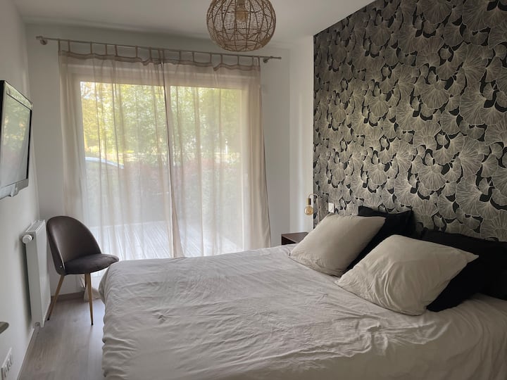 2 מיטות בגודל 90x200
1 × שמיכת פוך בגודל 240x260
2 כריות 
מתלה בגדים אחד.
1 טלוויזיה
כיסא אחד 