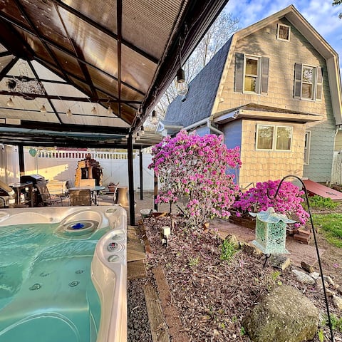 Cozy Colonial - Private Hot Tub & Entire House
