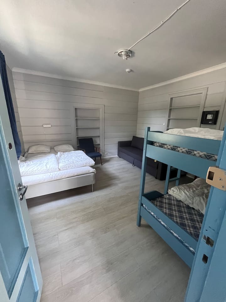 Dormitorio #2 en la planta baja 
6 camas 