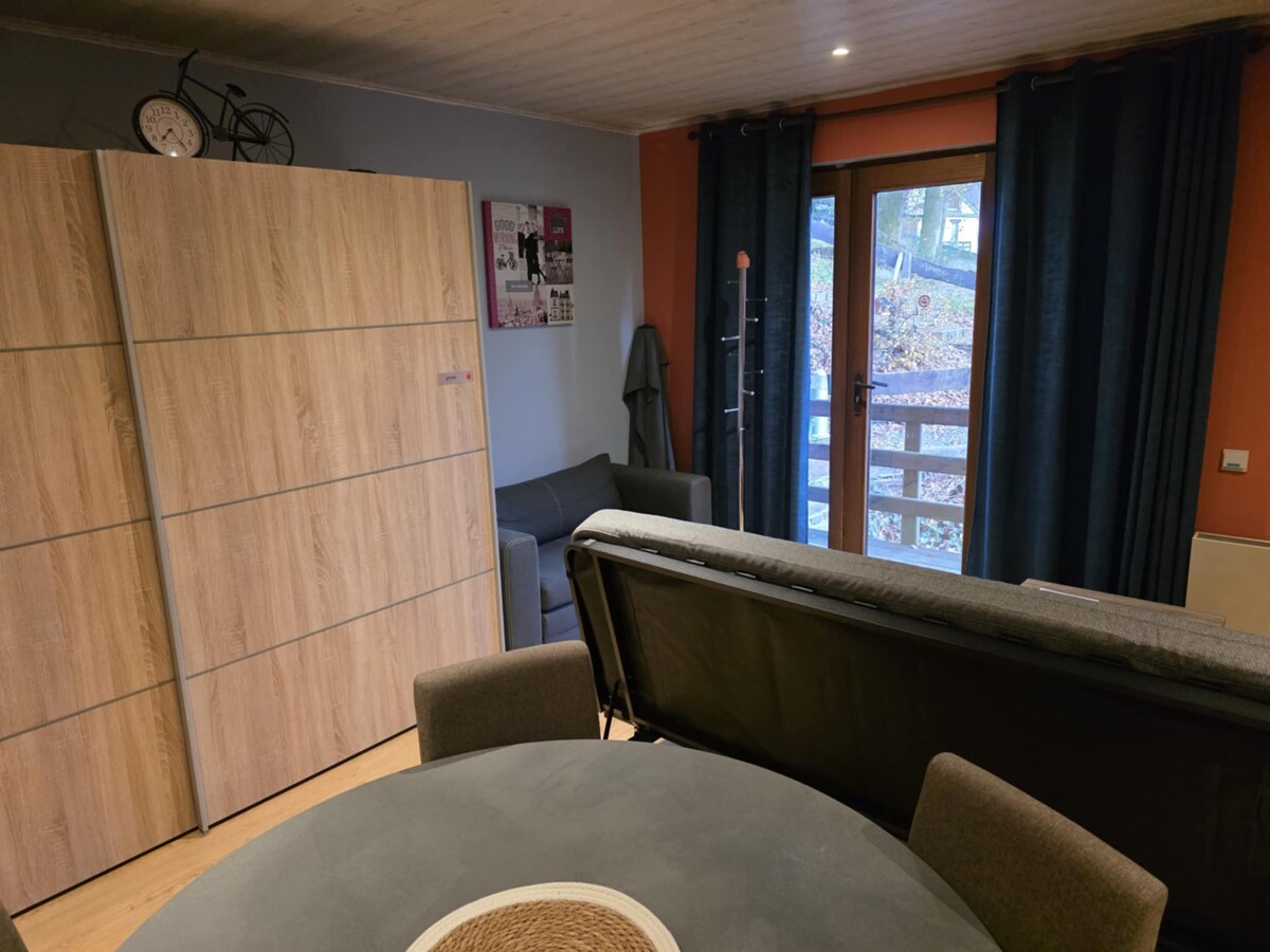 Successful Airbnb property: The Curious Red Gorge in Vresse Sur Semois
