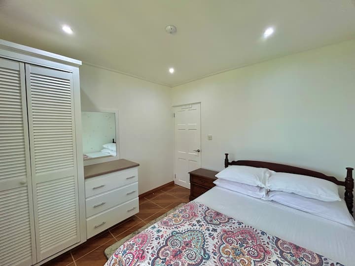 Queen size bed with Air-condition and closet space 