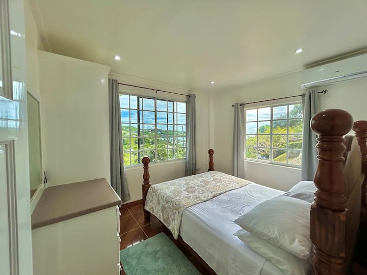 Queen size bed with Air-condition and closet space 