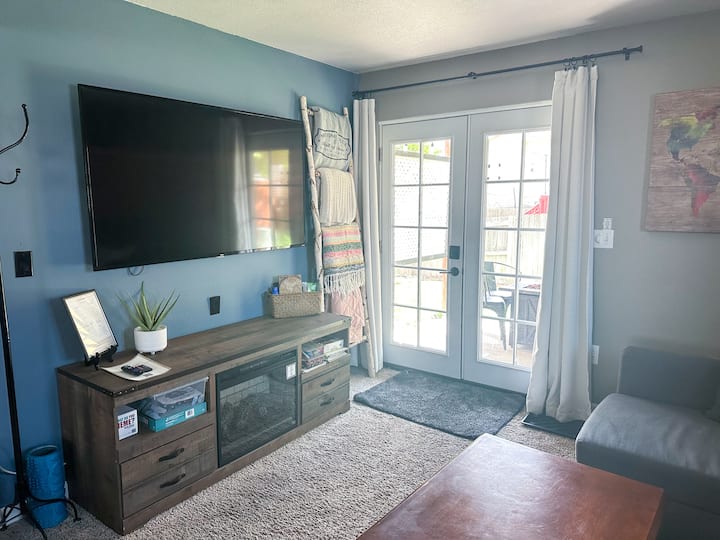 تلفزيون بشاشة مسطحة للترفيه.