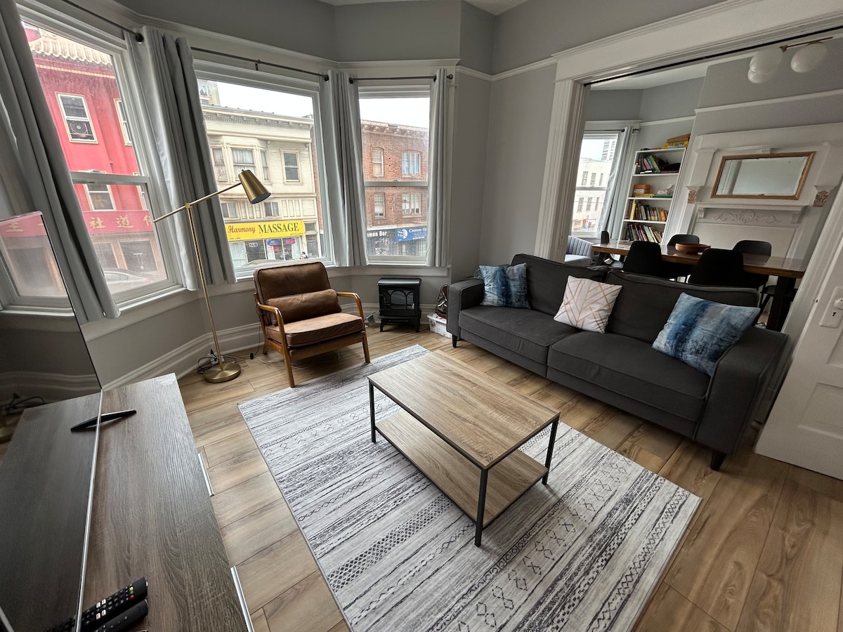 Popular Airbnb listing: Chic flat on Nob Hill/Chinatown in Nob Hill
