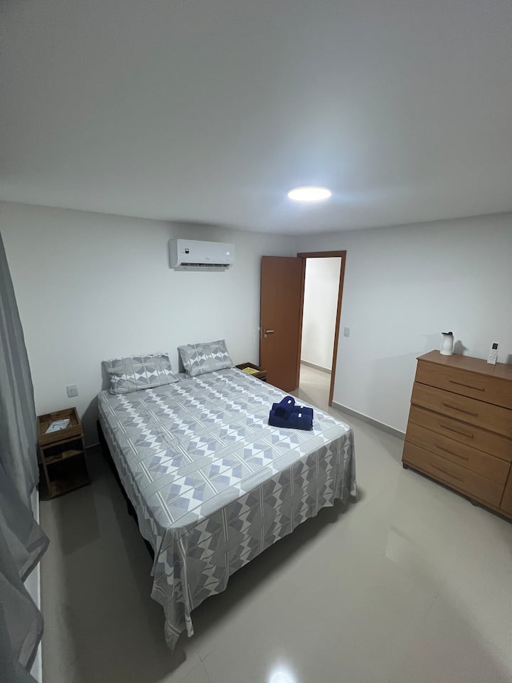 Apartament suitë. Një krevat dopio "Queen", ajër të kondicionuar dhe dhomë për të ruajtur sendet personale. (Pamja e derës së banjës 1)