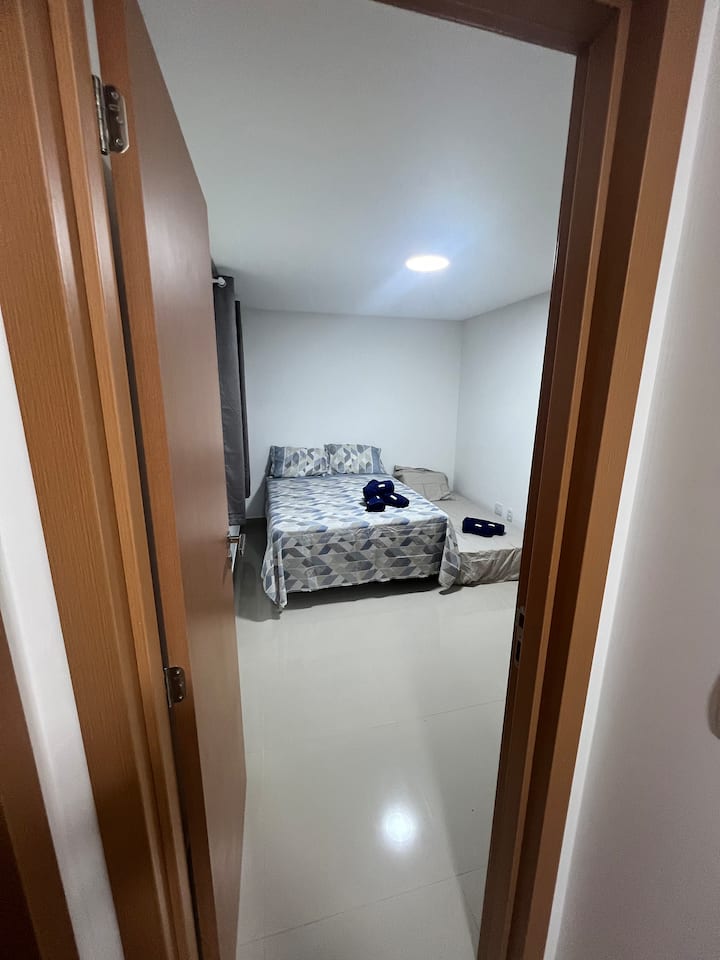 Dhomë gjumi 3 me krevat dopio + 2 dyshekë tek + komodinë + ventilator në këmbë 