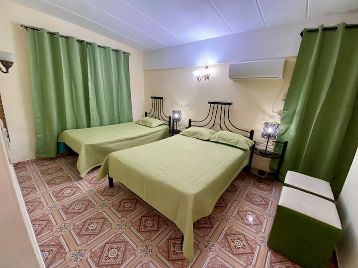 Климатизирана спалня с 2 легла , за 3 - ма души .