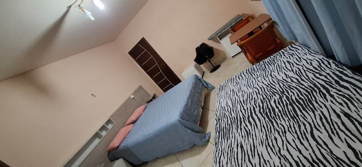 卧室内配有标准双人床和单人床。 