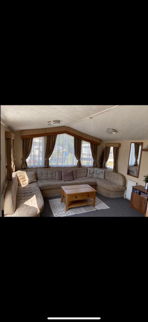 Successful Airbnb property: 3 bed caravan near the coast in Burgh Castle