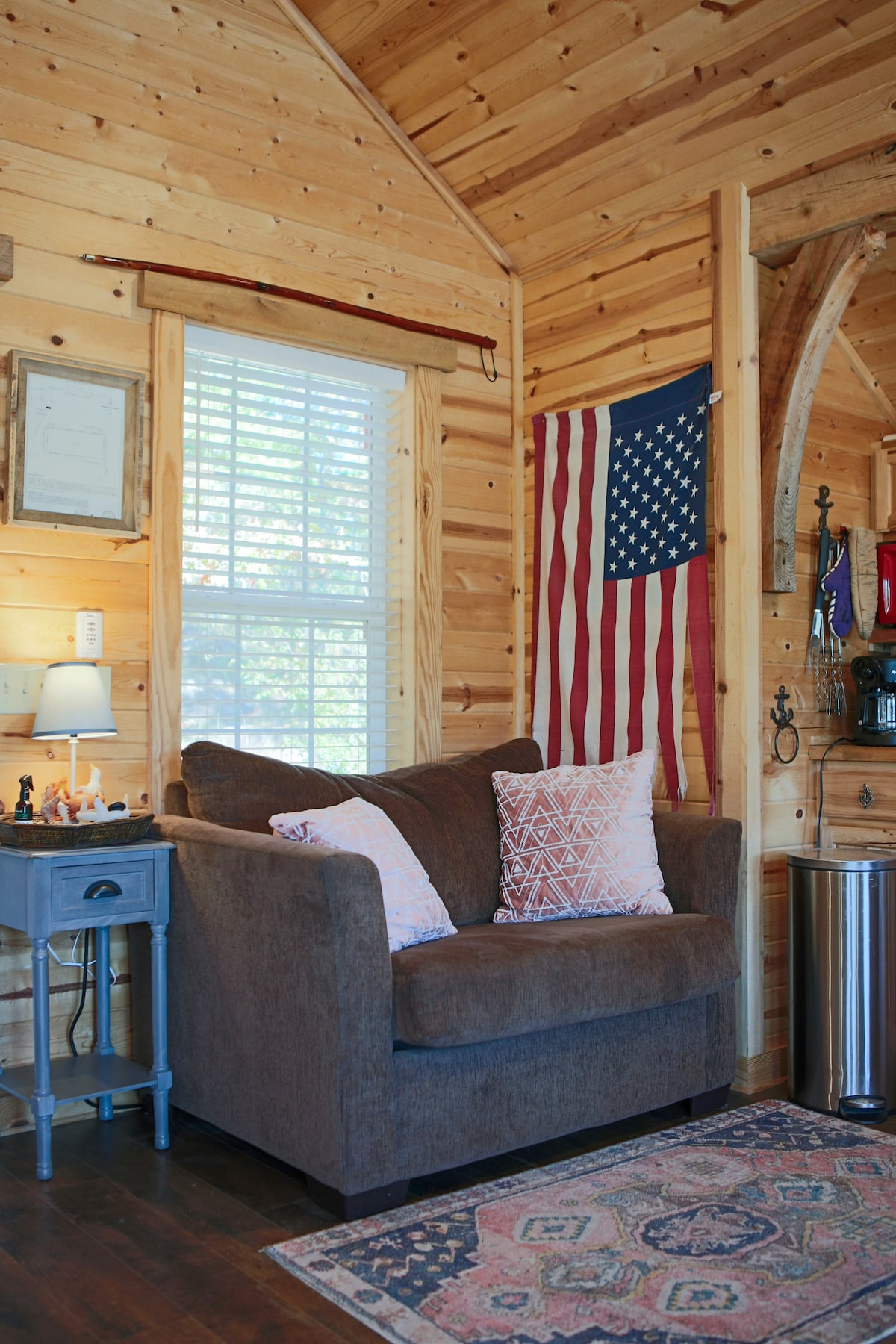 Udoban dnevni boravak s bračnim krevetom na razvlačenje i kaučem na razvlačenje s chase loungeom 