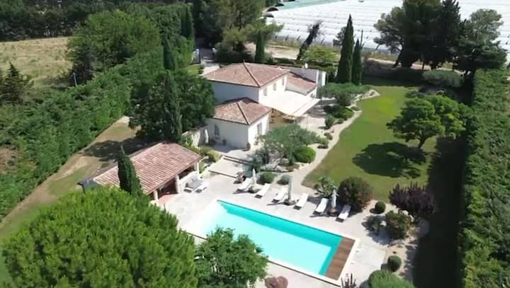 Villa Familiale Sur 5000m2 De Jardin Clôturé - Parc Spirou Provence