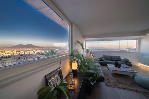 Airbnb con migliori performance: The Attic Panorama - Breathtaking view of the gulf a Napoli