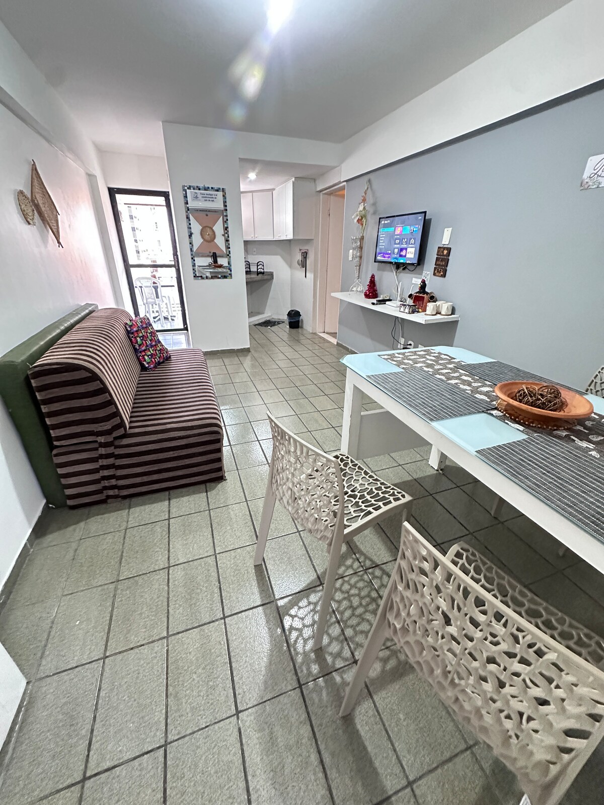 Სასადილო და მისაღები ოთახი სმარტ-ტელევიზორით, მაგიდა 4 სკამით, დივანი  და Wi-Fi.