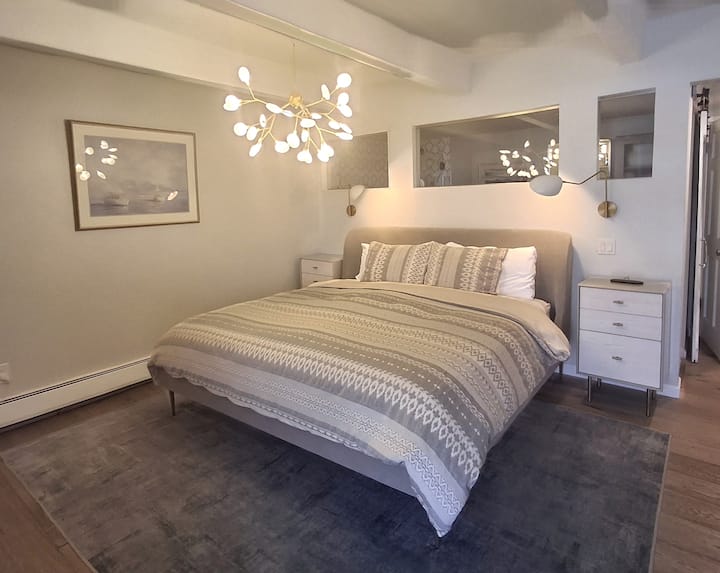 Брачен кревет (широк 150 – 179 см) во главната спална соба, приватна врата кон дворот, поглед кон планините од креветот!