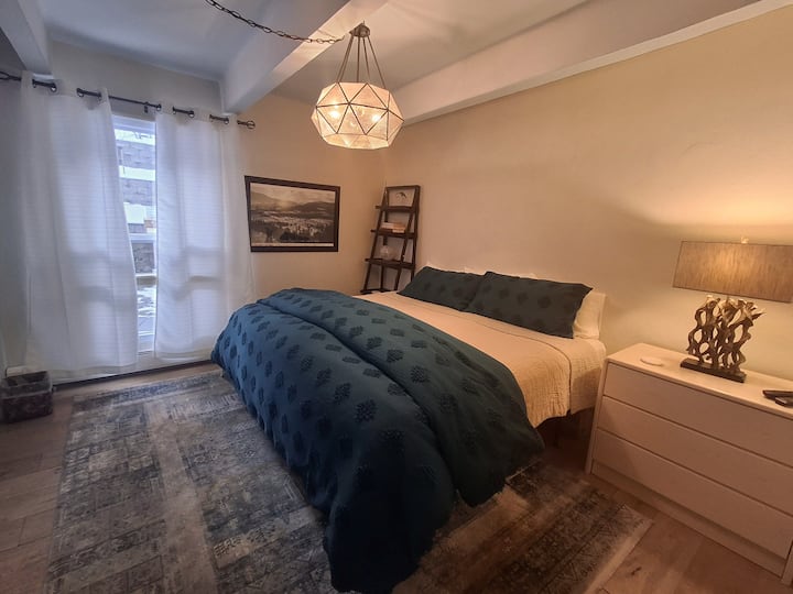 Кревет со големина на брачен кревет (широк 180-220 см), голем плакар и телевизор во оваа спална соба. 