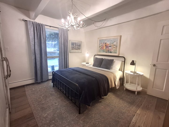 Брачен кревет (широк 150 – 179 см), полначи за телефон на секоја ноќна масичка (основа на ламба), завеси за затемнување за добар сон!