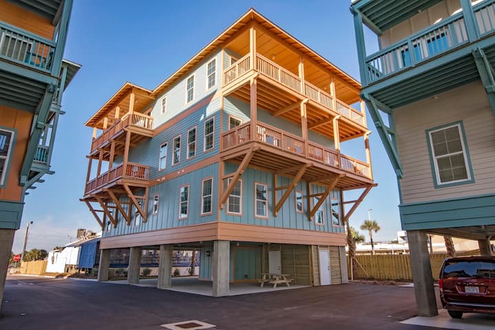 7 Bedroom Gulf Shores Beach House With Pool - Gulf Shores, AL