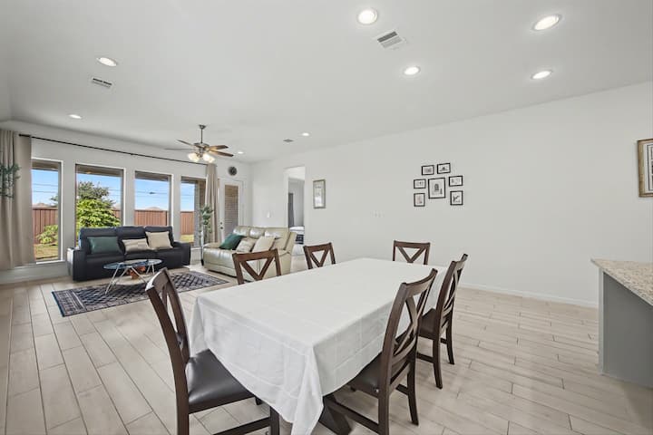 Modern Suburban Retreat Near Shopping & Parks - Pearland, TX
