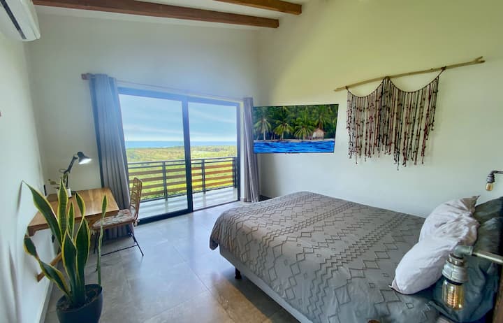 Dhomë gjumi kryesore në katin e dytë me një krevat dopio "queen" dhe televizor 55".