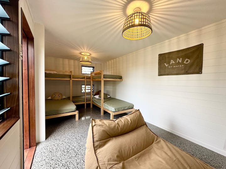 À quelques pas de la maison principale se trouve la maison superposée. Pour cinq personnes, il comprend une climatisation inversée, une grande télévision avec des services de streaming, des lumières à intensité variable et des moustiquaires sur toutes les fenêtres. 
Matelas et taies d'oreiller fournis. Les voyageurs doivent apporter leur propre linge de maison.