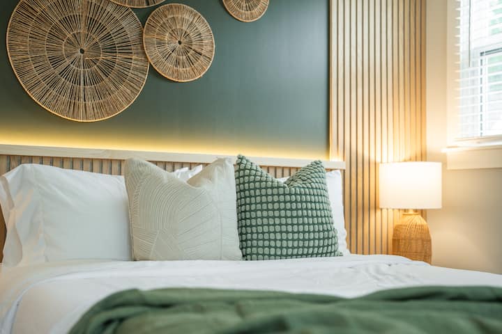 Quando prenoti, meriti di goderti un soggiorno confortevole, pulito e accogliente. Inviaci un messaggio e saremo lieti di assisterti nella ricerca del posto perfetto in cui soggiornare! 