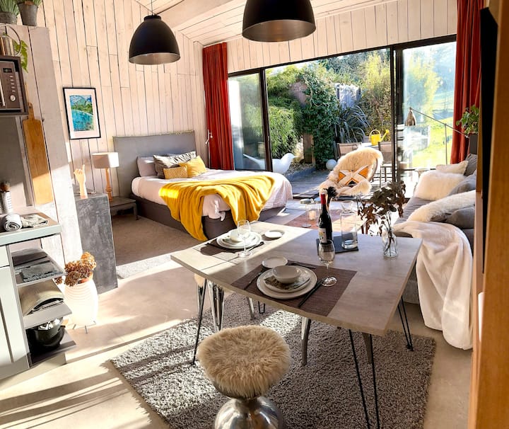 Mini loft avec son lit 160 x 200, sa literie haut de gamme, son coin repas et sa baie vitrée de 5 m qui ouvre sur une vue champêtre inégalée.