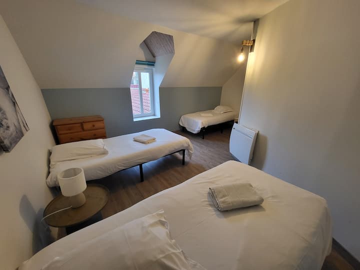 3 camas separadas para una de nuestras habitaciones en el piso de arriba. VISTA AL JARDÍN TRANQUILO