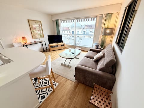 Popular Airbnb listing: Air-conditioned apartment with balcony in Levallois Perret