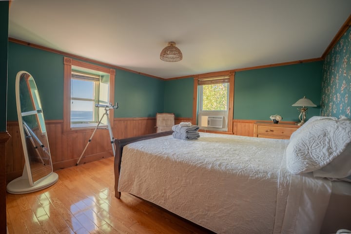 Master bedroom, queen bed. Air conditioning included in summer, between June and September. Window overlooking the river