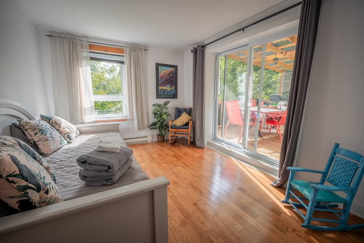 This room allows two people to sleep, since the bed includes a drawer under the bed with a mattress.